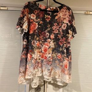 NWOT simply Emma floral lace top. SZ L/XL